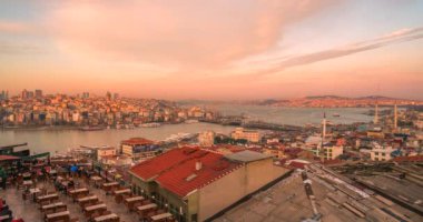 İstanbul, Türkiye - 05 Mart 2020: Galata Köprüsü etrafındaki yoğun deniz trafiğiyle İstanbul Altın Boynuz ve Boğaz 'ın havadan görünüşü. 4k zaman aşımı.