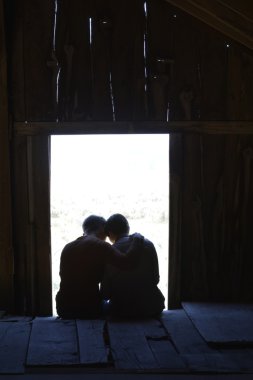 Erkek ve ahır penceresinde Girfriend silüeti