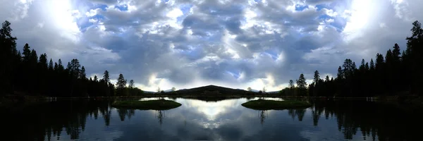 호수 실루엣 소나무 나무 구름과 물 — 스톡 사진