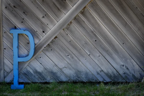Letra P en la pared de madera del granero — Foto de Stock