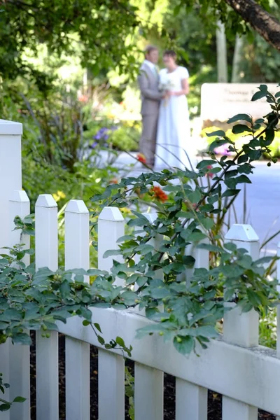 Mariée et marié célébrant le mariage — Photo