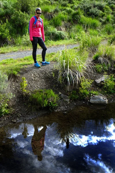 Passar kvinna vandring i bergen vildmark — Stockfoto