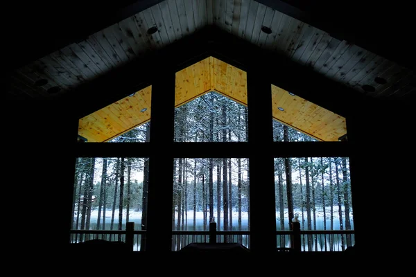 Widok z okna kabiny się Zima Las Snowy — Zdjęcie stockowe