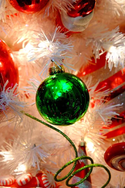 Albero di Natale bianco e decorazioni verdi — Foto Stock