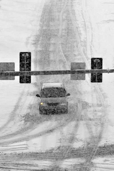 Їзди по снігу і засніженій дорозі в зиму хуртовина — стокове фото