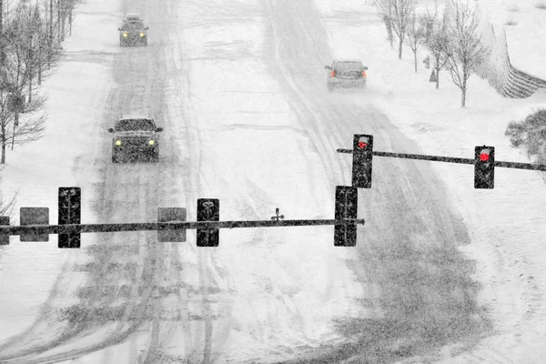 Dirigir na neve e estradas nevadas no inverno nevasca — Fotografia de Stock