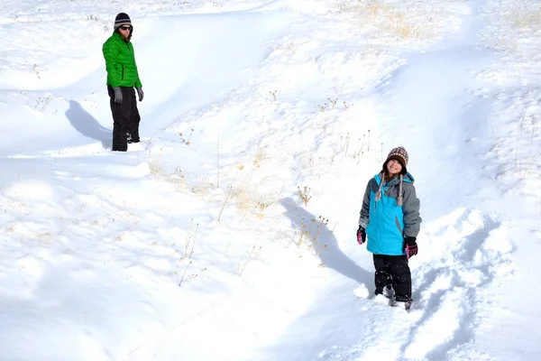 Mamá e hija jugando en la nieve —  Fotos de Stock