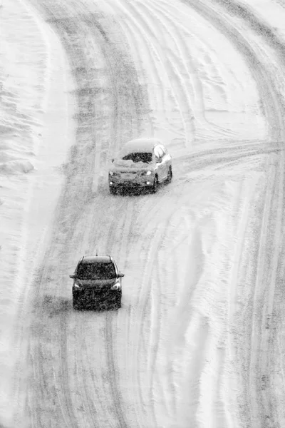 Dirigir na neve e estradas nevadas no inverno nevasca — Fotografia de Stock