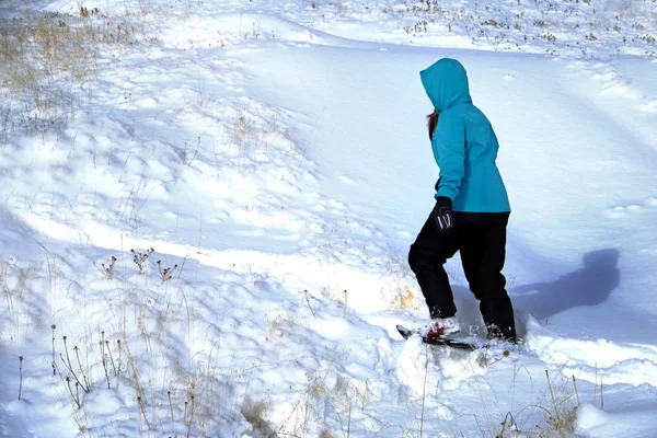 Ung flicka som leker i snön under vintern — Stockfoto