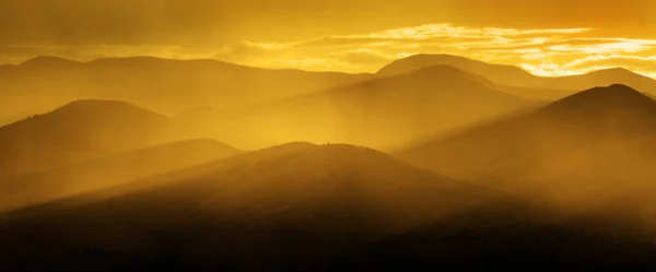 Золоті гори в ранковий або вечірній світло сонячне світло Панорама — стокове фото