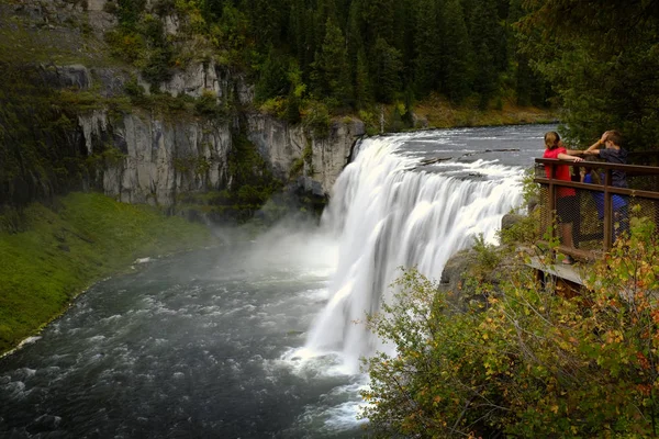 Mesa Falls grote waterval met toeristen — Stockfoto