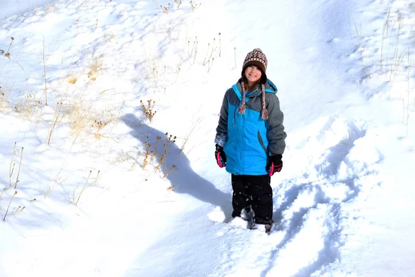 Chica joven jugando en la nieve durante el invierno —  Fotos de Stock