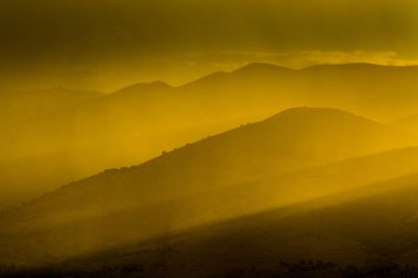 Sis veya sis akşam dağlar altın güneş ışınları