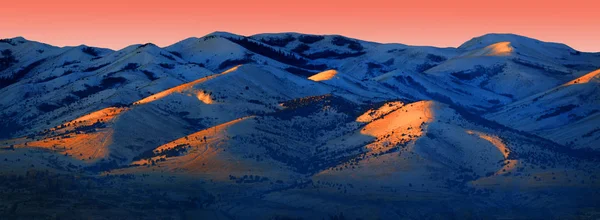 Montanhas de neve com luz solar dourada — Fotografia de Stock