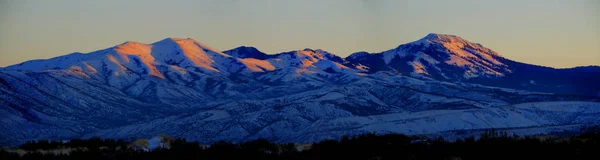 黄金色の太陽と雪の山々 — ストック写真