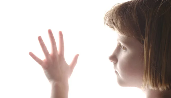 Kleine meisje portret met witte achtergrond — Stockfoto