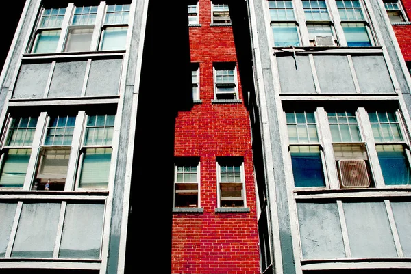 Edifício de apartamentos com janelas e céu — Fotografia de Stock