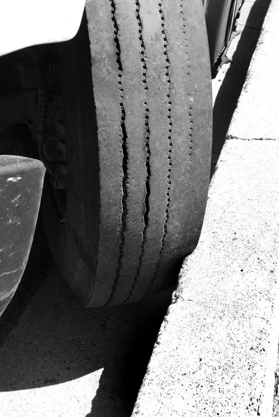 Automobilové pneumatiky proti obrubníku zaparkoval nehýbe — Stock fotografie