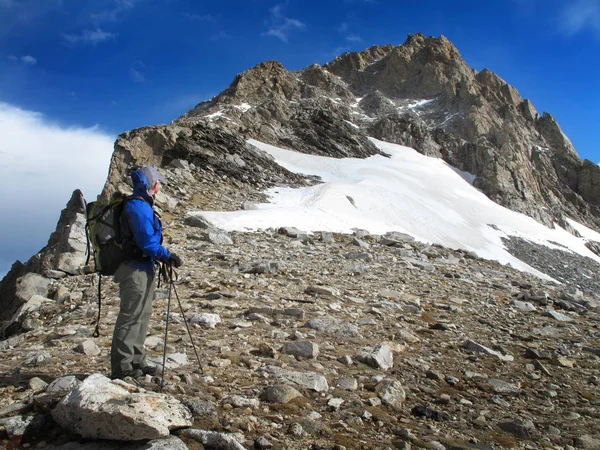 Man Hiking in Rugged Mountains Climbing Peaks — Stock Photo, Image