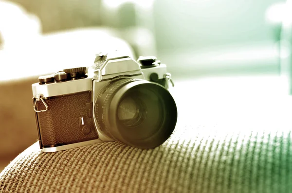 Antigua cámara de cine vintage con lente de enfoque manual —  Fotos de Stock