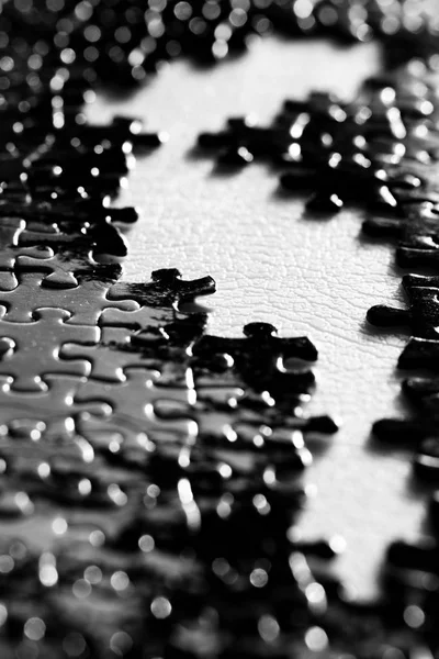 Puzzleteile auf der Tischfläche — Stockfoto