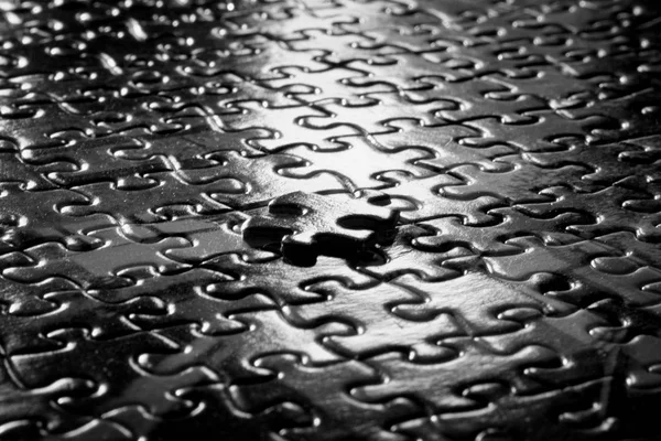 Pedaços de puzzle na superfície da mesa — Fotografia de Stock