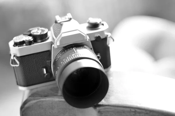 Старая винтажная кинокамера с объективом ручной фокусировки — стоковое фото