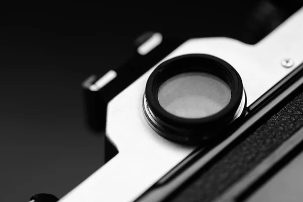 Старая винтажная кинокамера с объективом ручной фокусировки — стоковое фото