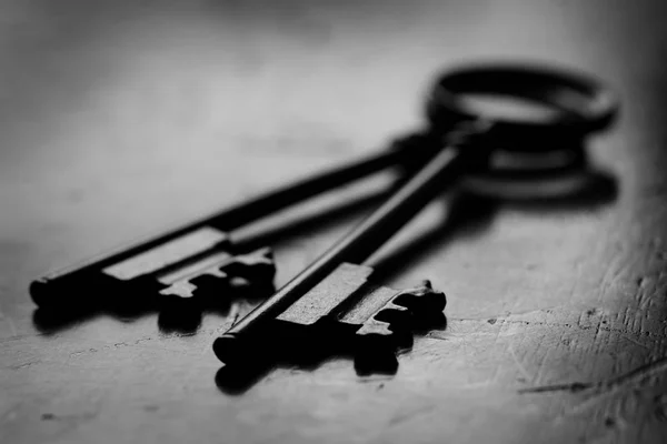 Schlüssel auf Holzfläche zum Entriegeln — Stockfoto