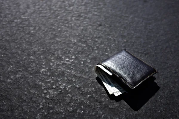 Cartera perdida acostada en la calle o en la carretera —  Fotos de Stock