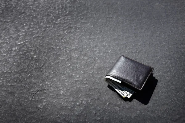 Portefeuille perdu allongé sur la rue ou la route — Photo