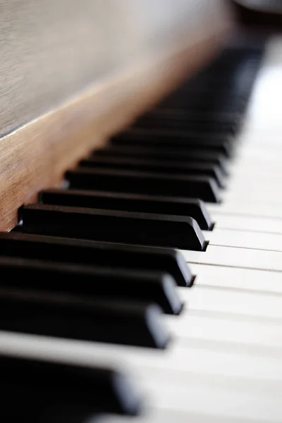 Claves de piano en el instrumento antiguo Vintage Ébano y Marfil — Foto de Stock