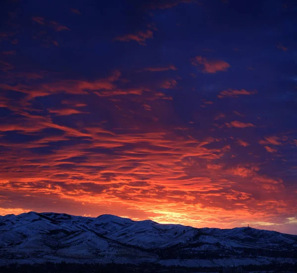 Puesta de sol con montañas en el cielo salvaje Nubes — Foto de Stock