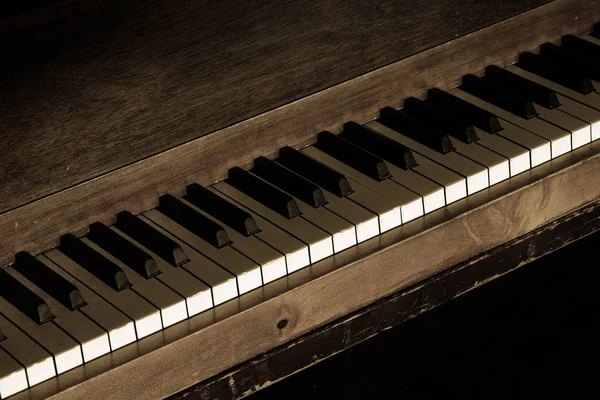 Vieux piano vintage avec touches pour musique — Photo