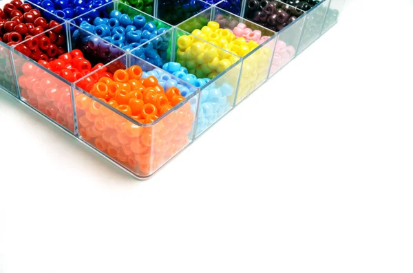 Kolorowe koraliki w koszach dla sztuki tworzenia projektów — Zdjęcie stockowe