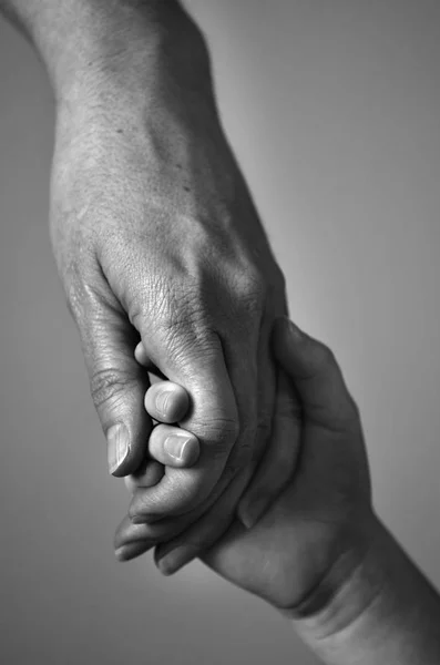 Adulto segurando a mão de uma criança amor familiar — Fotografia de Stock