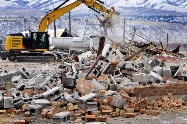 Schweres Gerät reißt Hochbau ab — Stockfoto