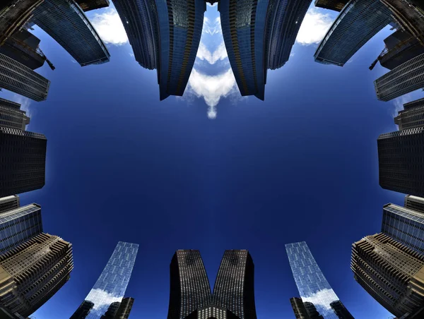 Edifícios de arranha-céus em uma cidade grande com céu azul — Fotografia de Stock