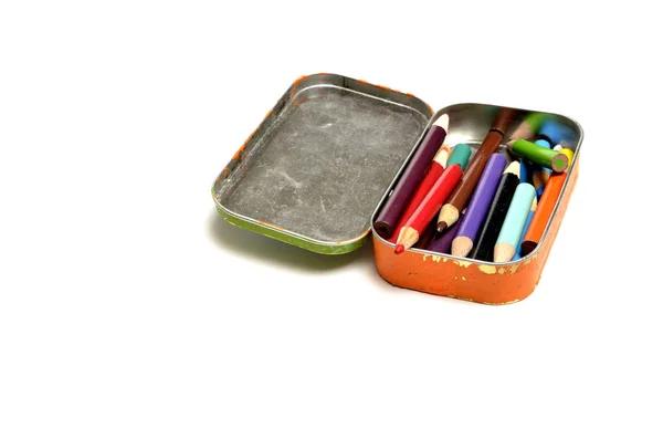 Цветные карандаши в маленьком олове для переноски и создания искусства Во — стоковое фото
