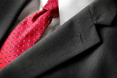 İş takım elbise beyaz gömlek kırmızı kravat resmi giyim moda