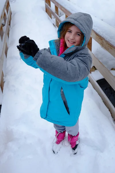 Liten flicka fotograf fotografering i vinter snö — Stockfoto