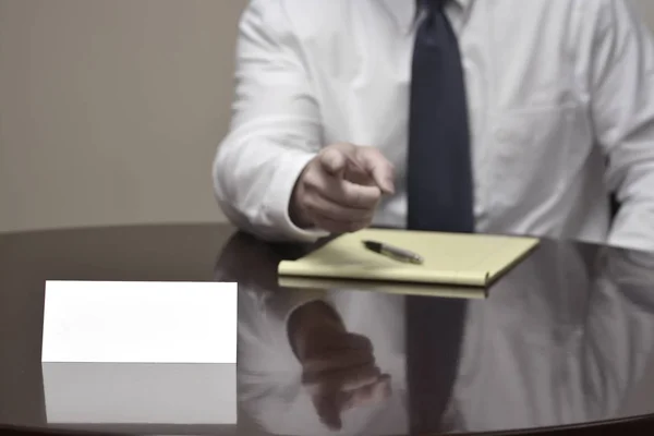 Бізнесмен бізнесмен на робочому столі з паперами та картками робить Хань — стокове фото