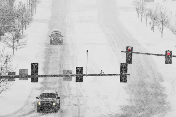 Fahren auf Schnee und verschneiten Straßen im Winterschneesturm — Stockfoto