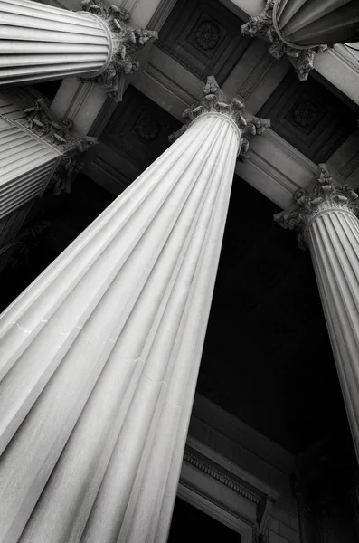 Kolumny na budynku muzeum lub Court House — Zdjęcie stockowe