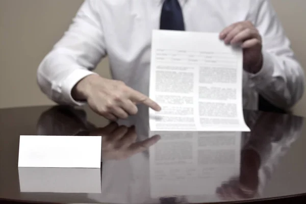 Бізнесмен бізнесмен на робочому столі з паперами та картками робить Хань — стокове фото