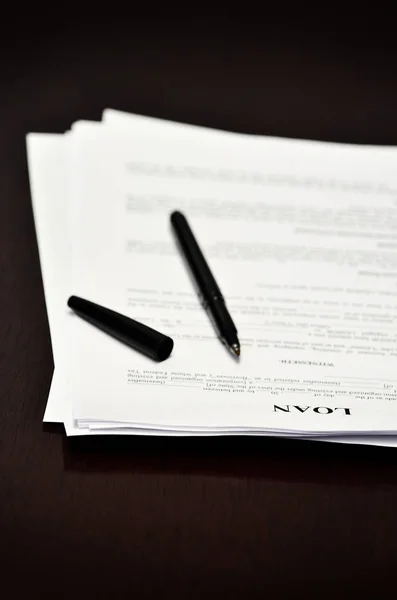 Kölcsön szerződés dokumentumát íróasztal fekete tollal — Stock Fotó