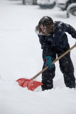 Düşen kar taneleri ile karda oynayan çocuklar
