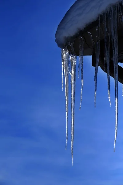 Icicles Hanging from Rooftop of Home Melted Ice Dripping — Stock Photo, Image