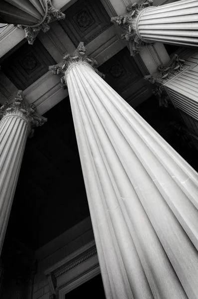 Columnas sobre Edificio Representando Museo o Palacio de Justicia — Foto de Stock