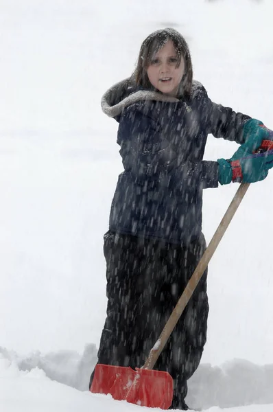 Kinderen spelen in de sneeuw met sneeuwvlokken vallen — Stockfoto